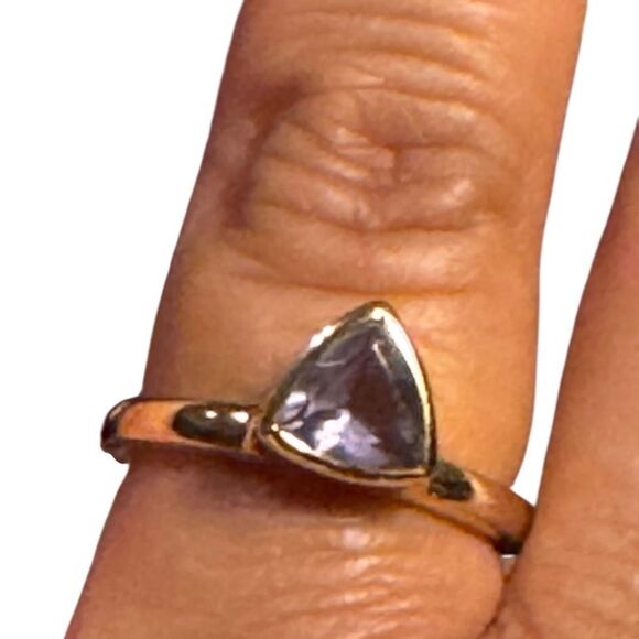 Elegant Sterling Silver Gold plated Ring with light purple Stone - Picture 3 of 7
